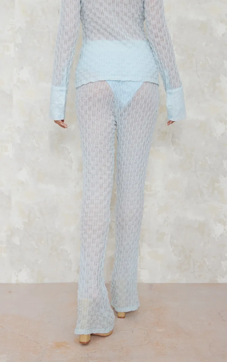 Pantalon évasé en mesh texturé bleu clair à taille haute détail string