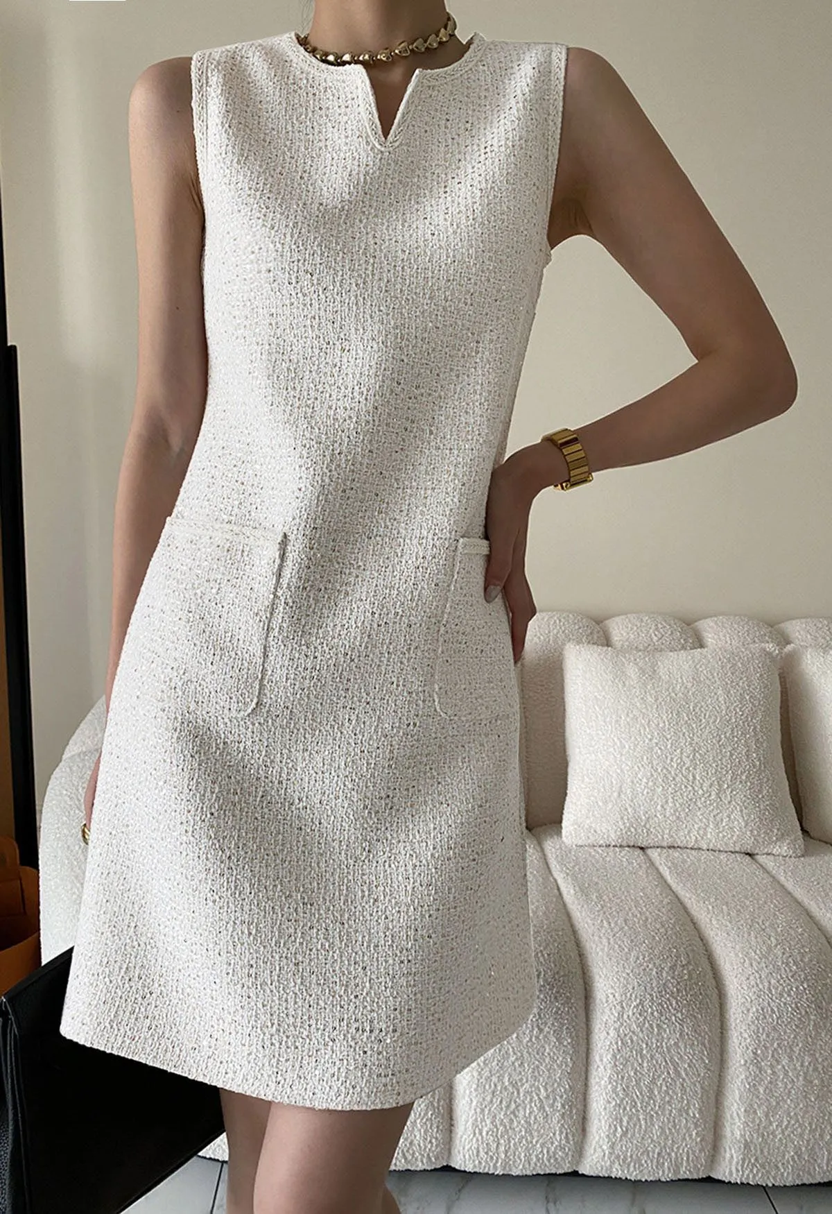 Robe en tweed sans manches brodée de sequins en blanc