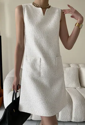 Robe en tweed sans manches brodée de sequins en blanc