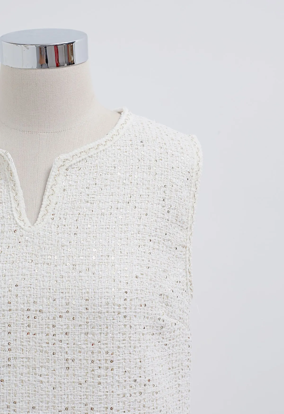 Robe en tweed sans manches brodée de sequins en blanc