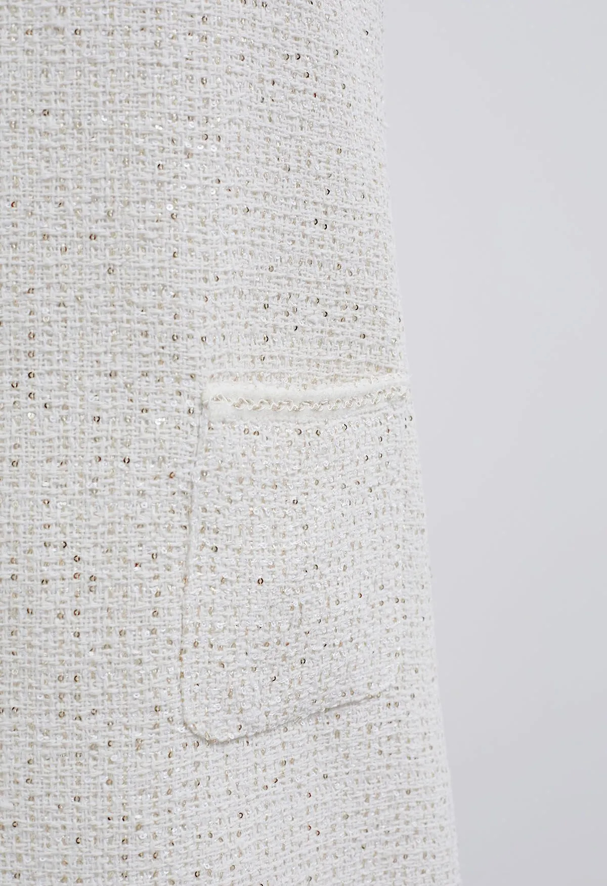 Robe en tweed sans manches brodée de sequins en blanc