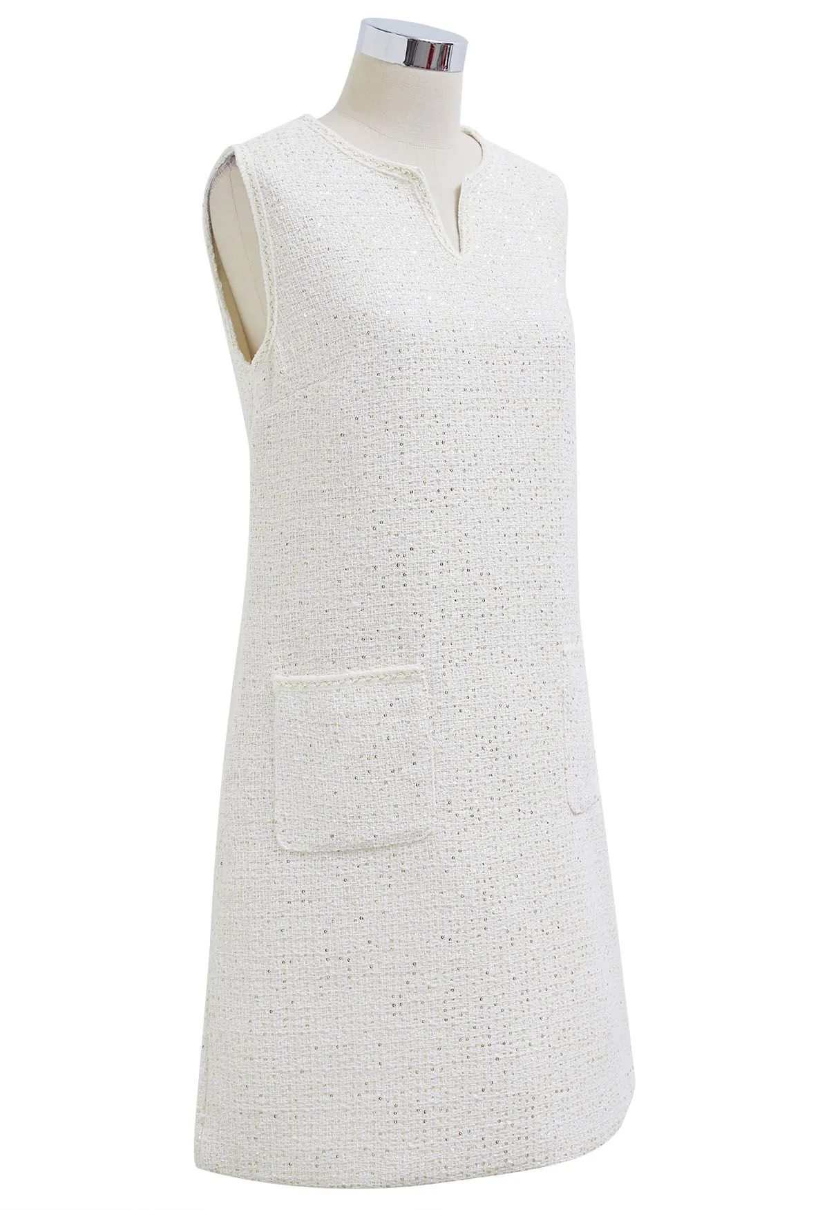 Robe en tweed sans manches brodée de sequins en blanc